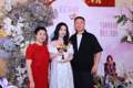 杨紫全家福曝光幸福满溢 父母眼里满是骄傲与珍视