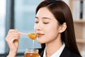 三伏天蜂蜜养生攻略，选对饮品组合滋养全身，避开错误吃法少踩坑