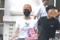 胡静一家理发店剪头发！她走路姿势很霸气，16岁儿子身高直逼180