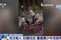 央视曝光未成年人“飙车炸街”乱象：警车旁烧胎、5人挤骑电动车、改装电摩炫技，多地交警开展查处