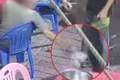 白发男子付款时扔钱在地遭服务员同款反击，不尊重他人势必是自取其辱