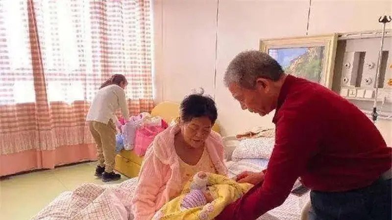 “妈,别生二胎了行吗?”女儿跪地祈求,50岁妈妈的话让人心寒