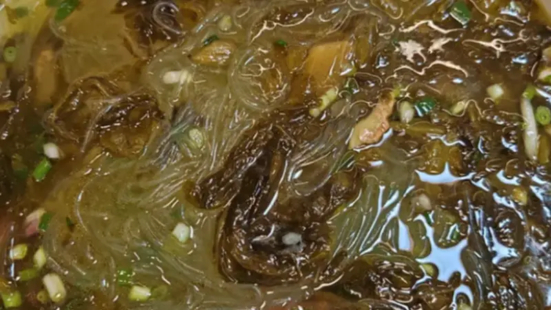 酸菜配肉片粉丝,一口解锁地道川味鲜汤