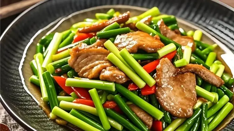 蒜苗炒回锅肉:肉片卷成灯盏窝,蒜香裹着红油香,连干三碗饭才过瘾!