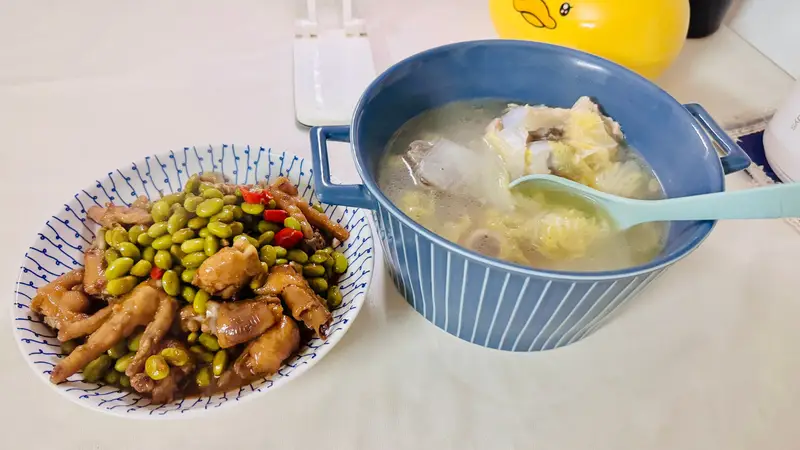 炖锅骨头汤,里面放点娃娃菜,太香了