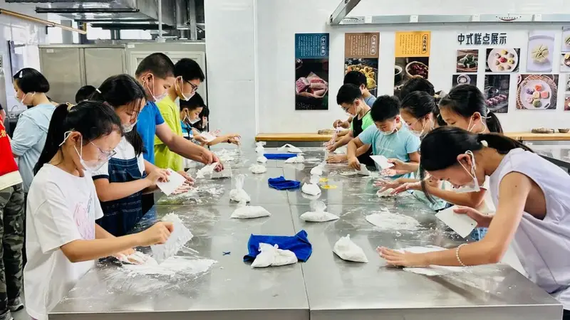 赴一场“甜蜜挑战”!孩子们“烤”出了夏天的味道