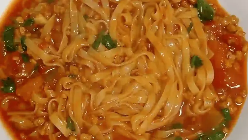 番茄肉末焖面:一口入魂的家常美味,十分钟搞定全家人的胃