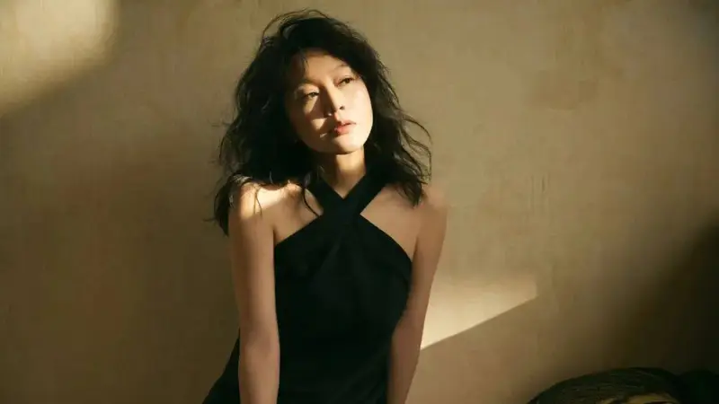 离婚带娃，当众发疯，55岁的她，凭什么活成 “国民女神”？