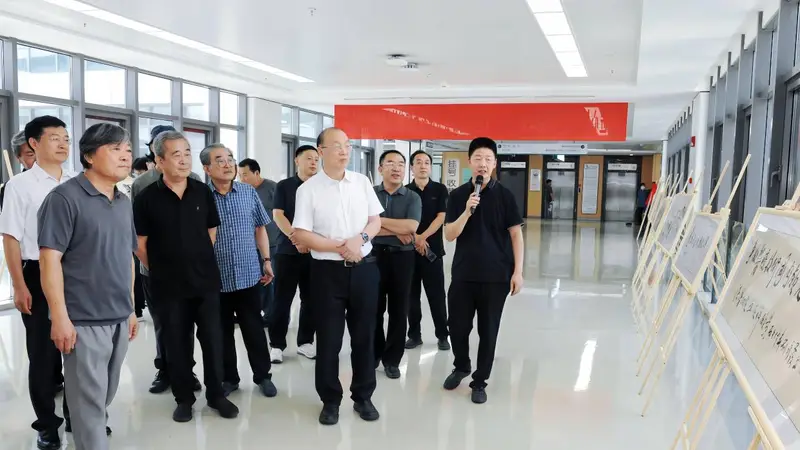 济宁医学院附属医院:百幅书法进病房 人文关怀到床旁