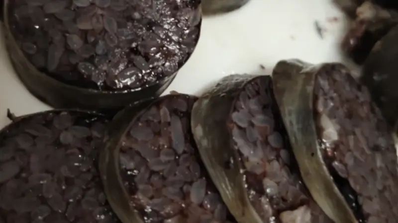 瓮安血灌粑融汇猪血糯米,腊月风味承载故土浓浓乡愁