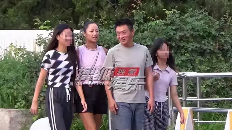 瞿颖一家四口被拍,素颜悠闲安逸,和机长男友挽臂搭肩感情好
