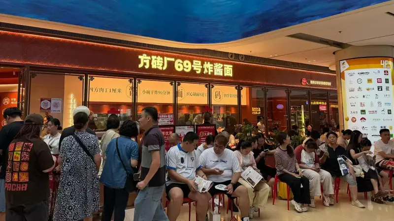 开业即爆火！米其林炸酱面首落天津，食客排队打卡北京胡同老味道