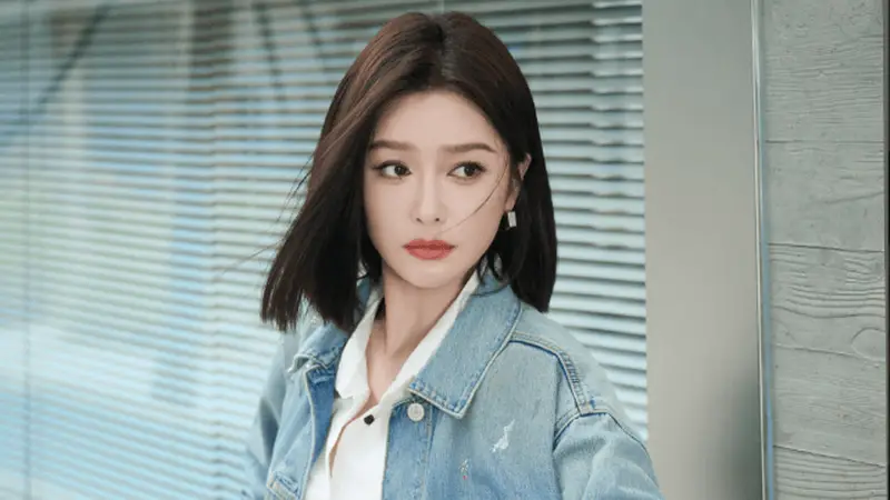47岁秦岚松弛感穿搭,原来不露腰、不露腿的穿法,也很时尚洋气