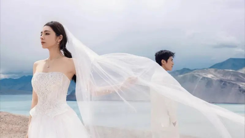 姜潮麦迪娜新疆拍婚纱大片 浪漫缱绻幸福甜蜜