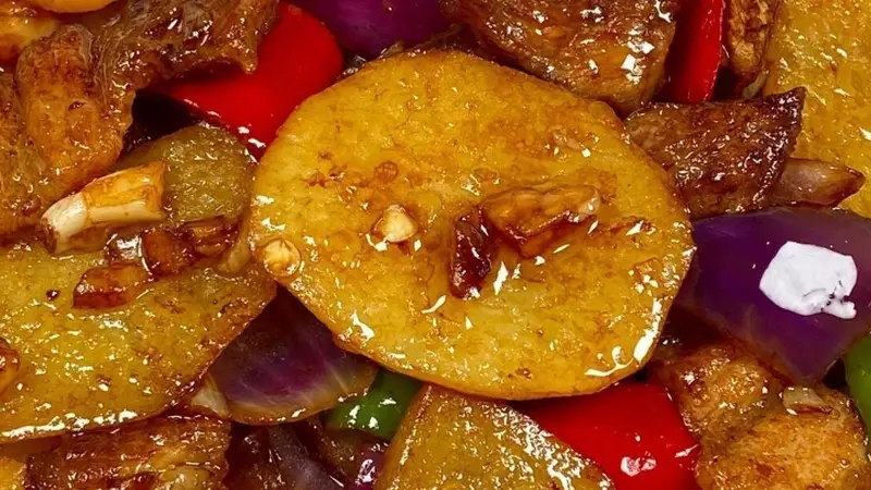 干锅土豆片：一口入魂的焦香诱惑！