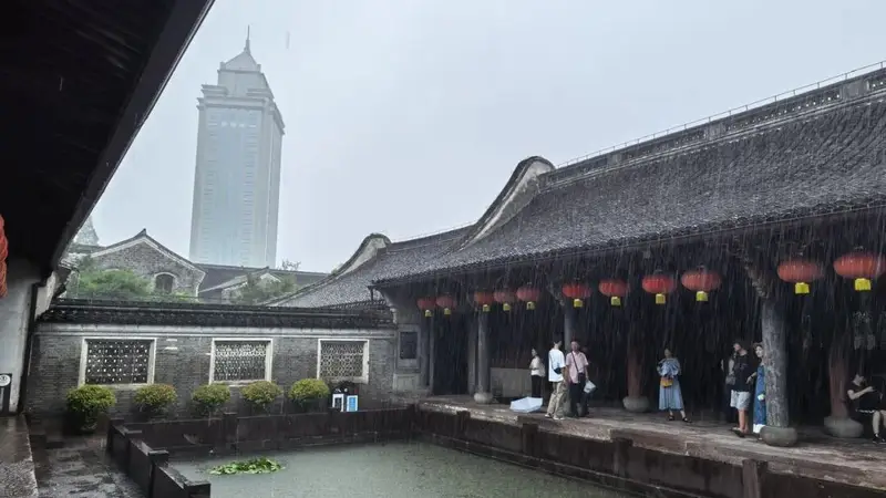 决定延迟关门1小时,这位景区保安火了→