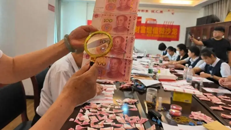 武汉八旬老人撕碎20万养老金后续:银行员工拼回26万,比预想多6万