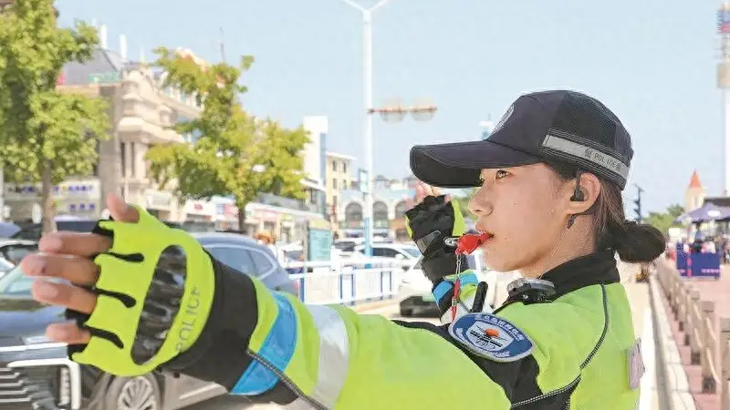 又飒又暖!看滨海铁骑守护夏日山海