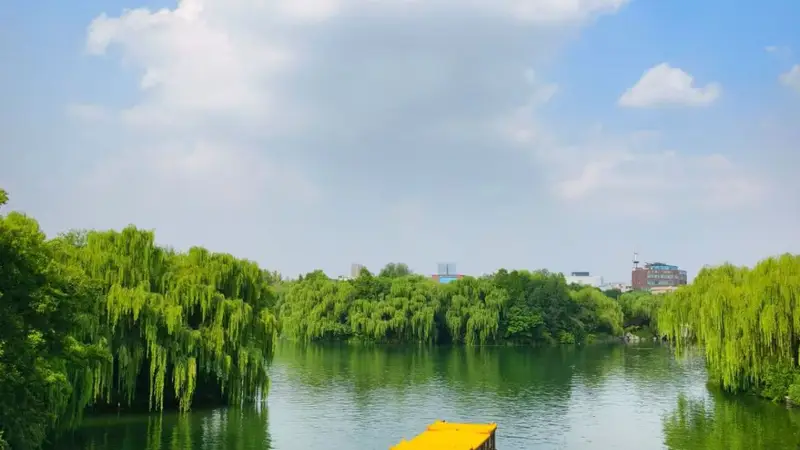 盛夏时节明湖秀