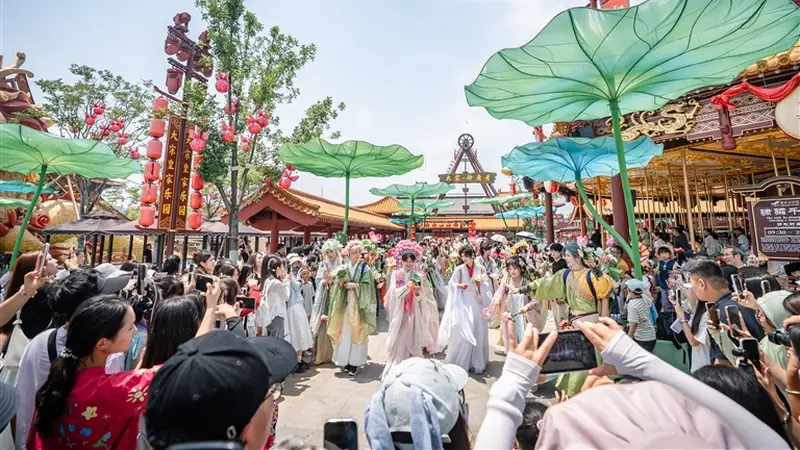 盛夏正当燃 奋进正当时（坚定不移沿着习近平总书记指引的方向奋勇前进）