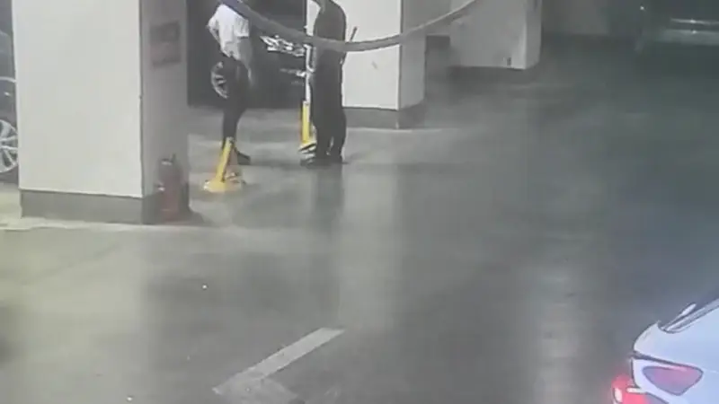 湖南一公职人员停车受阻撬他人停车位地锁,警方等部门介入调查