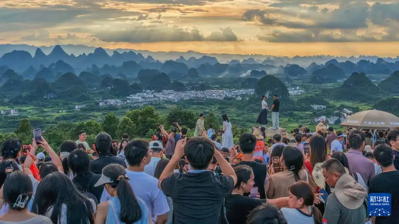 广西阳朔:壮美峰林引客来