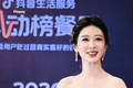 杨紫获白玉兰视后首现身线下活动 身穿金色抹胸裙好贵气