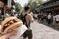 景点逛到中午，为什么很多人选择小吃，不再排网红店？