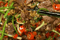湖南小炒黄牛肉嚼不动，切肉纹理决定软嫩口感