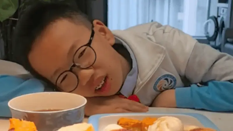 “孩子都脑缺氧了,你还嫌他写得慢!”一顿全碳水早餐,让家长被群嘲