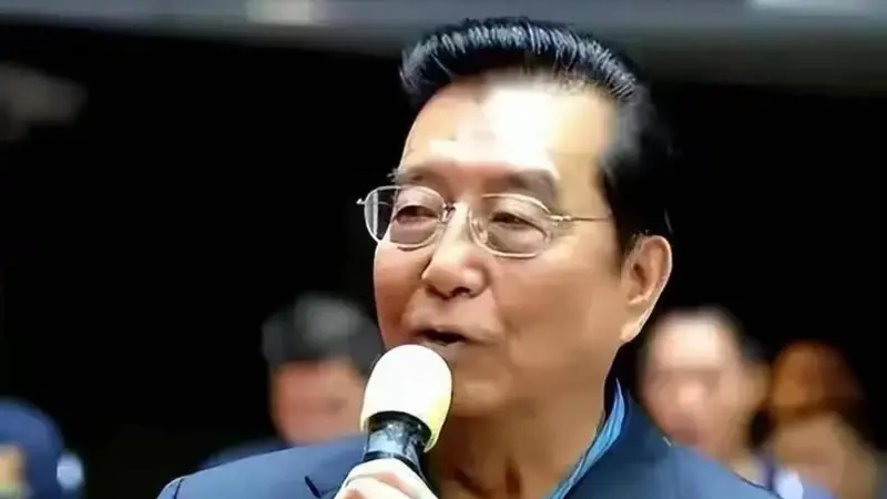 87岁李双江住院休养,身旁陪伴的不是小儿子,而是被忽略40年的他