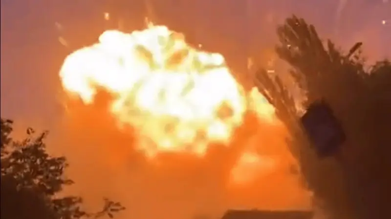 打红眼了!俄罗斯轰爆基辅导弹工厂,乌克兰命中2500千米外炼油厂