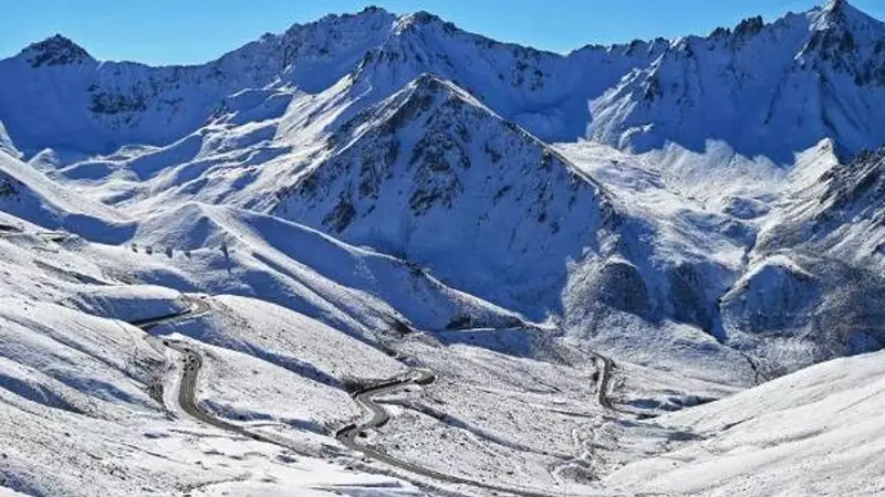 沉浸式体验——从花海到雪山:伊犁那拉提、喀拉峻、赛里木湖与独库公路的七日深度游攻略