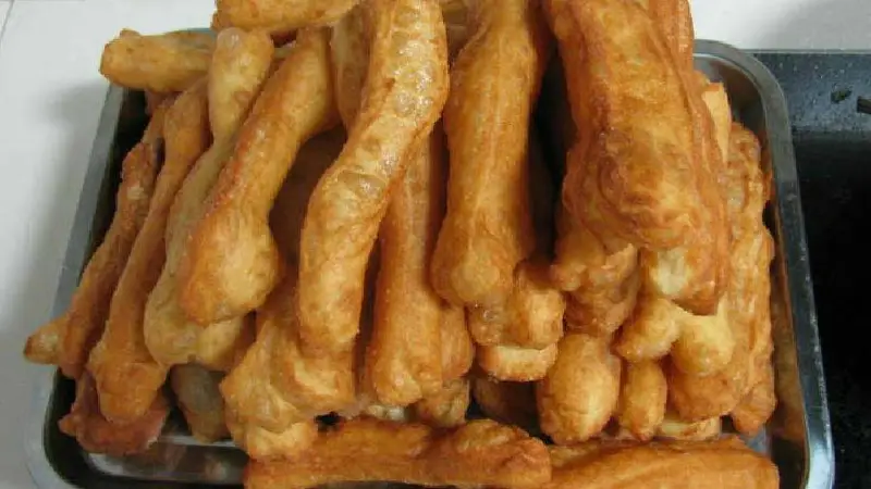 用牛奶鸡蛋与面粉在家自制的「油条」做法教程，用料放心，口感酥脆，越嚼越回味无穷！