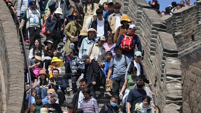 明明经济下滑,为什么景区却天天爆满?答案很扎心!
