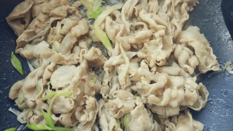 葱爆羊肉好吃的正宗做法, 羊肉卷这样炒去腥膻味还解腻!