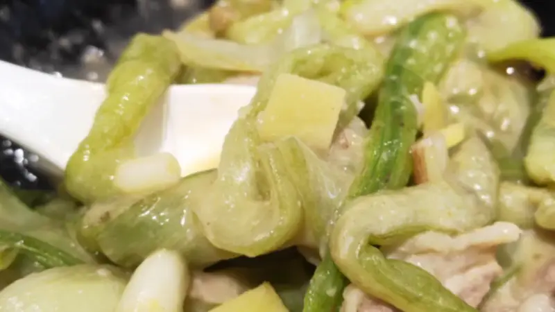 软烂滑润咸香入味,这锅芋苗煲拌饭堪称一绝