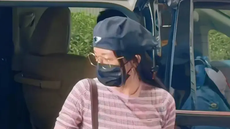 杨幂果然是“条纹控”!条纹衫搭牛仔短裤,体态纤细宛若18岁少女