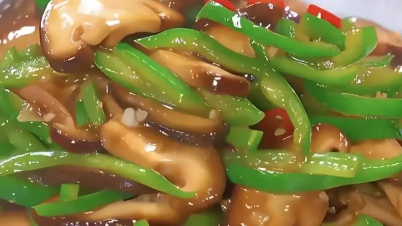 青椒炒香菇:鲜香滑嫩,清脆入味