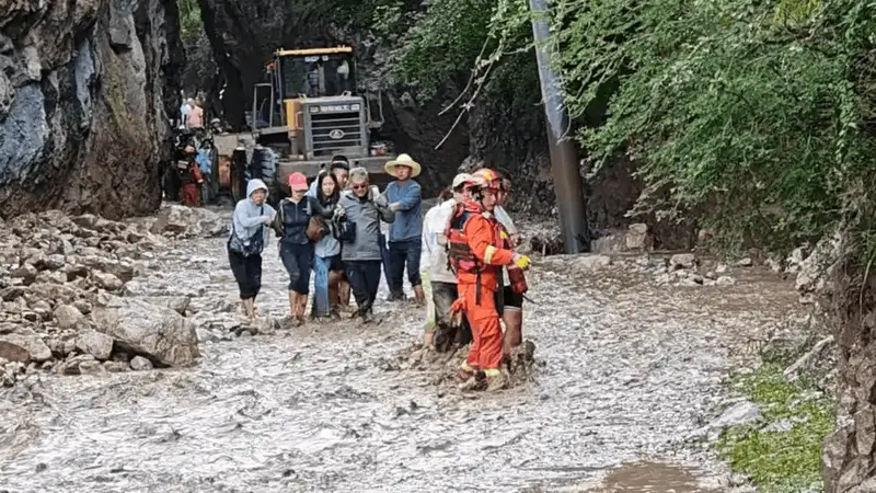 甘肃渭源一景区突发山洪致10人遇难，逃生游客：不少车辆停在河滩
