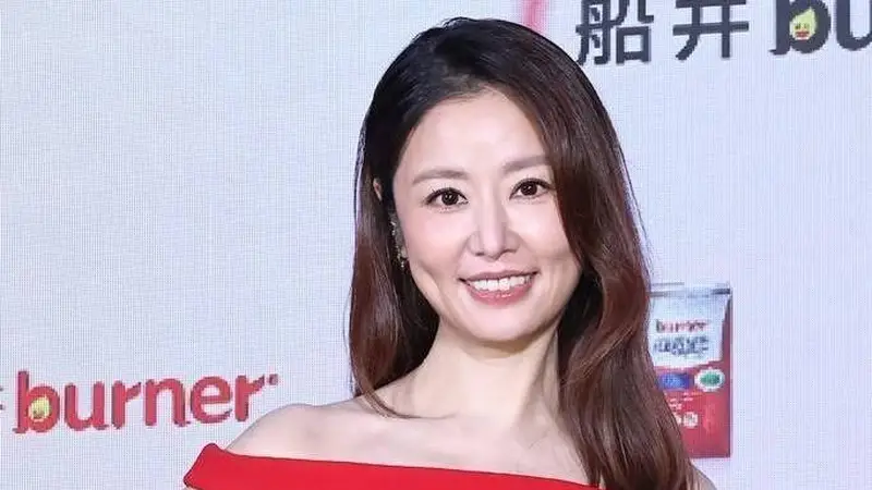 50岁林心如增肥后气质大变,穿红色露肩连衣裙好贵气,差点认不出