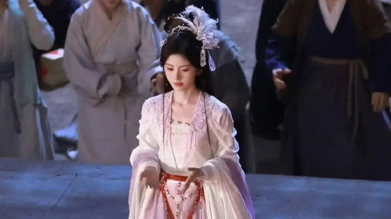 鞠婧祎化身嫦娥仙子清丽温柔 眉间一抹红神性满满