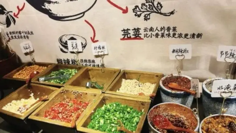 米线大王蒙自源开“鲜选店”:现熬鸡汤、自选帽子,人均二三十