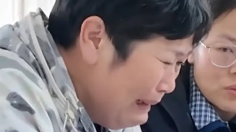 脱口秀演员“房主任”因分户问题 向工作人员发泄情绪：你也是女人吧 公司：停演3个月 本人深夜道歉：我很愧疚