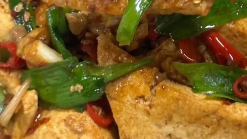 巨下饭蒜苗烧豆腐简单又入味