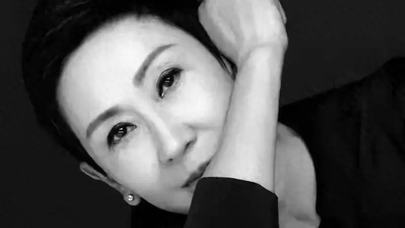 林青霞追思会现场发飙，抢过徐克话筒：她忍了44年，今天不再忍。