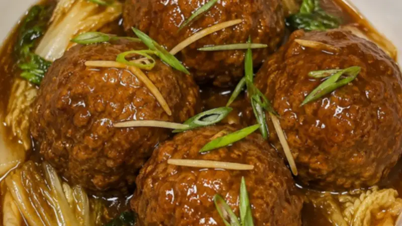 为啥饭店狮子头软嫩多汁?秘密就在肉馅摔打这一步