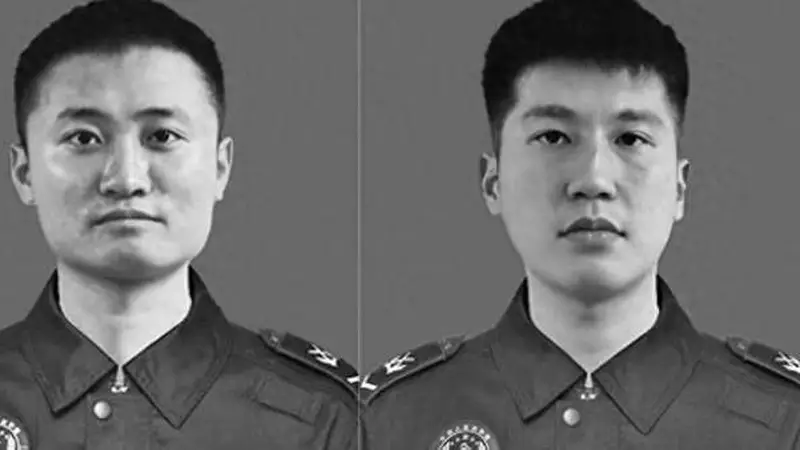 去年八月,两位海警战士牺牲在维护黄岩岛主权的行动中