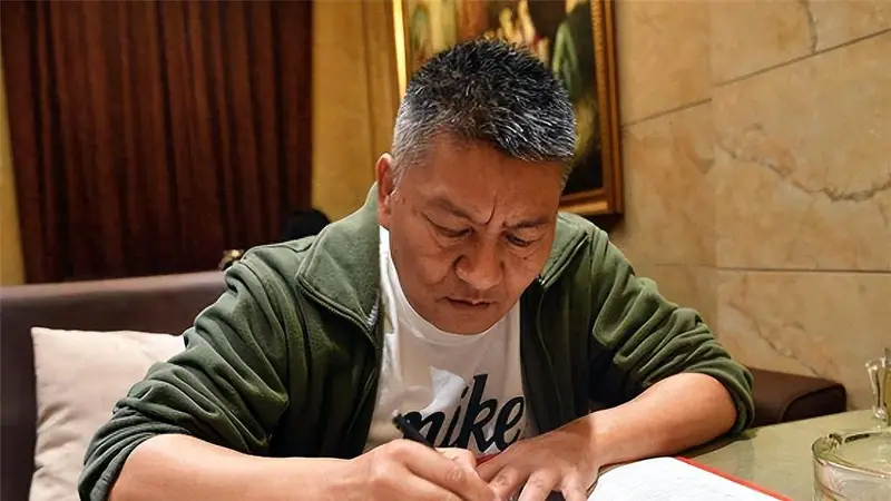 59岁梁实第30次高考:考后破防喝闷酒,妻子嫌丢人,明年还要再战