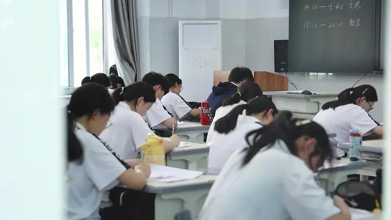 高考人数连降 2 年,今年少 45 万!为何说 “卷” 才刚开始?